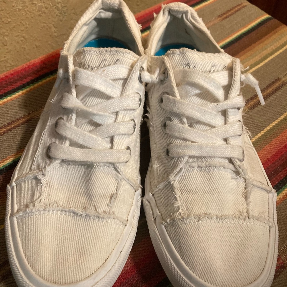 Blowfish 9 Sneakers Womens White Distressed  Sporty Trendy Shoes good condition
